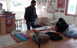 Stagiaire sous surveillance, le chef les mains dans les poches.