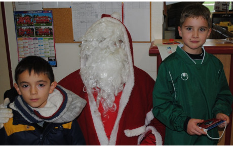 LE PERE NOEL EN VISITE A L ECOLE DE FOOT